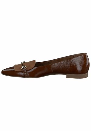 Scarpa donna piatta in pelle verniciata marrone con punta appuntita, cinturino in camoscio e dettaglio fibbia in metallo dorato sulla parte superiore.