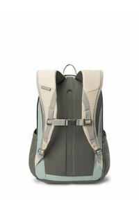 Mochila en verde y beige con correas de hombro acolchadas, hebillas ajustables y un acabado de tela texturizada. Cuenta con un asa en la parte superior para llevar.