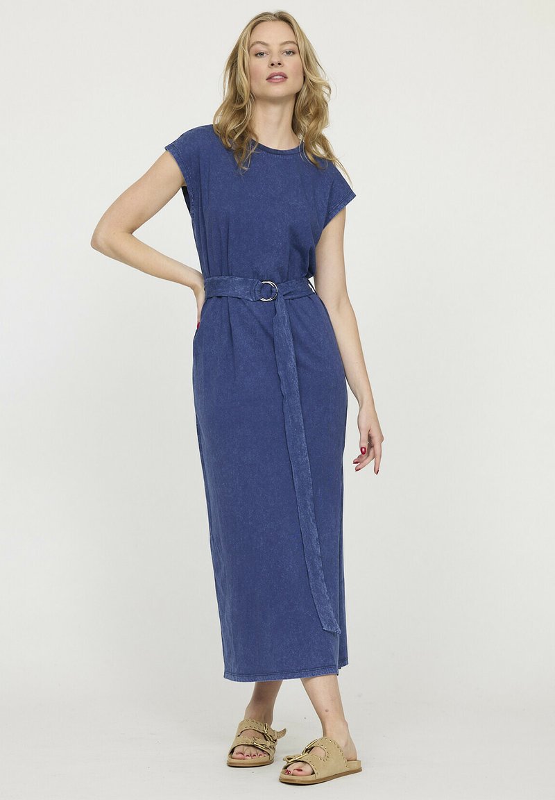 Robe maxi en denim bleu avec de courtes manches à capuchon, taille cintrée avec une ceinture en tissu et une silhouette droite. Texture lisse.