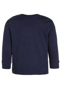 Marineblauwe langemouwen T-shirt van zacht katoen met een ronde halslijn en knoopdetails op de schouder, voorzien van netter gestikte manchetten en boorden.