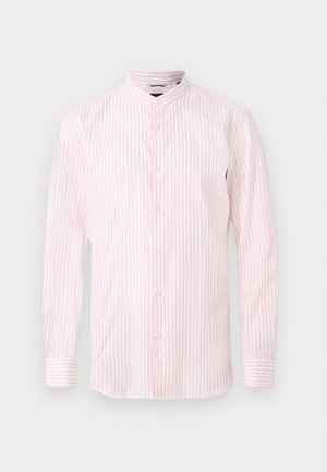 Koszula na guziki z długim rękawem w pionowe różowo-białe paski, z kołnierzem mandaryńskim, prezentowana na jednolitym tle.