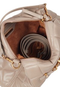 Beżowa torebka skórzana o pikowanej fakturze, z złotym zamkiem błyskawicznym, z zamszowym wnętrzem i okrągłym paskiem. W zestawie znajduje się spiralny pasek w środku.