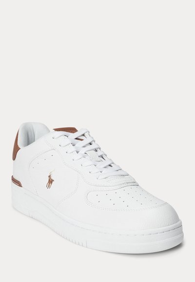 Pantof sport alb din piele, cu accent maro pe toc, vârf perforat, șireturi albe și logo mic cu cal pe laterală.