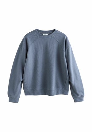 Ensformet blå crewneck-sweatshirt med lange raglanærmer og ribstrikkede manchetter og kant, vist mod en hvid baggrund.