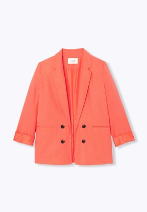Blazer double boutonnage corail avec boutons noirs, revers crantés, deux poches avant et manches retroussées aux trois quarts.