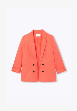 Blazer double boutonnage corail avec boutons noirs, revers crantés, deux poches avant et manches retroussées aux trois quarts.