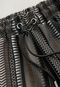 REGULAR FIT -PATTERN - Rövidnadrágok - black brown