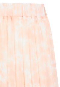Pfirsichfarbene, plissierte Rock aus leichtem Stoff mit einem Batikmuster, der weiche vertikale Falten und einen elastischen Bund aufweist.