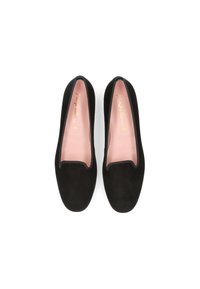 Schwarze Wildleder Ballerinas mit pinken Innensohlen, die eine glatte Textur, eine abgerundete Zehenpartie und eine dezente kontrastierende Paspelierung entlang der Öffnung aufweisen.
