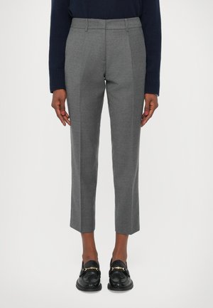Grå skræddersyede bukser med en slim fit, der har lommer, en glat stofstruktur og en beskåret ankel længde. Parret med sorte loafers.
