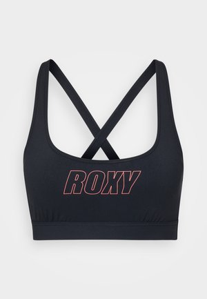 Schwarzer Sport-BH mit Rundhalsausschnitt und überkreuzten Trägern am Rücken. Ausgestattet mit einem auffälligen roten "ROXY"-Logo auf der Vorderseite und einer glatten Textur.