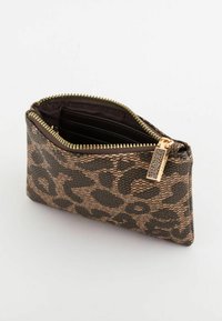 Leopardprint lynlås taske i brun og sort syntetisk materiale. Har en guldfarvet lynlås og et mørkt interiør med kortlommer.