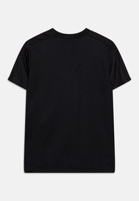 Czarny krótki rękaw sportowy T-shirt pokazany od tyłu, z okrągłym dekoltem i siateczkowymi panelami na ramionach.