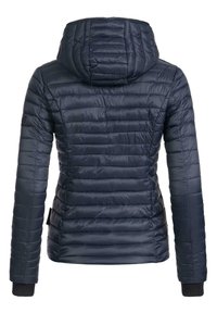 Marineblauwe pufferjack met capuchon, met een gequilt ontwerp, geribbelde manchetten en een lichte, glanzende afwerking. Achteraanzicht toont de naaddetails.