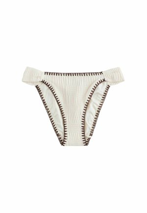 Weiß strukturierter Bikini-Hose mit dunkelbraunen Zickzacknähten entlang der Ränder auf einfarbigem Hintergrund.