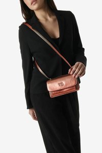 Różowozłoty metaliczny torebka crossbody o prostokątnym kształcie, z klapą i cienkim paskiem. Teksturowana powierzchnia z logo na przedniej części.