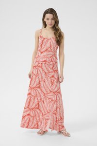 Robe maxi en rouge et blanc avec un motif de feuilles, dotée de fines bretelles et d'un détail froncé à la taille, fabriquée dans un tissu léger.