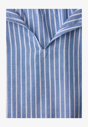 Blåt stof med hvide, lodrette striber og V-formet halsudskæring med foldet kravedetalje.