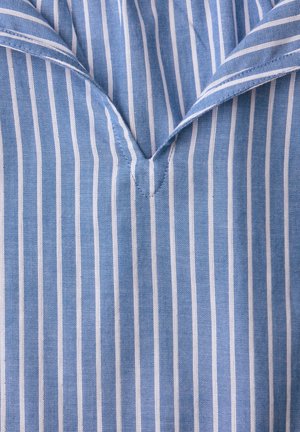 Tissu bleu à rayures verticales blanches avec un col en V et un détail de col plié.