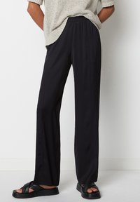 Marc O'Polo WEITE AUS LEICHT ELASTISCHER  - Stoffhose - black
