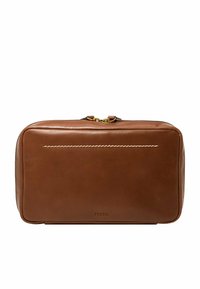 Pochette rectangulaire en cuir marron avec une texture lisse, présentant une fermeture à glissière dorée et un détail de couture blanche à l'avant. Logo de la marque visible.