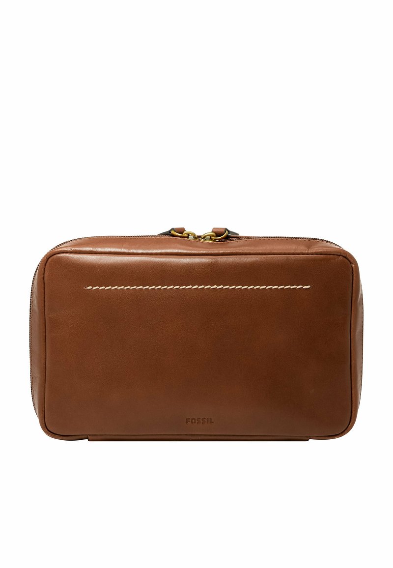 Pochette rectangulaire en cuir marron avec une texture lisse, présentant une fermeture à glissière dorée et un détail de couture blanche à l'avant. Logo de la marque visible.