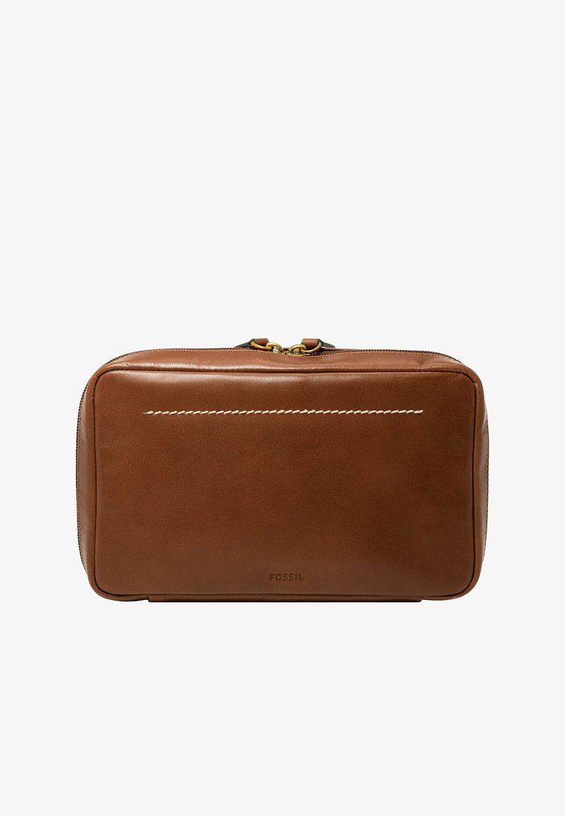 Pochette rectangulaire en cuir marron avec une texture lisse, présentant une fermeture à glissière dorée et un détail de couture blanche à l'avant. Logo de la marque visible.