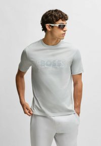 BOSS DROPNEEDLE - Printtipaita - light grey four