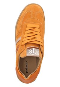 Oranges Wildleder-Sneaker mit runder Zehenpartie, kontrastierenden beigen Streifen und einer strukturierten Zunge mit Logo. Zeigt Schnürung und Nähdetails.