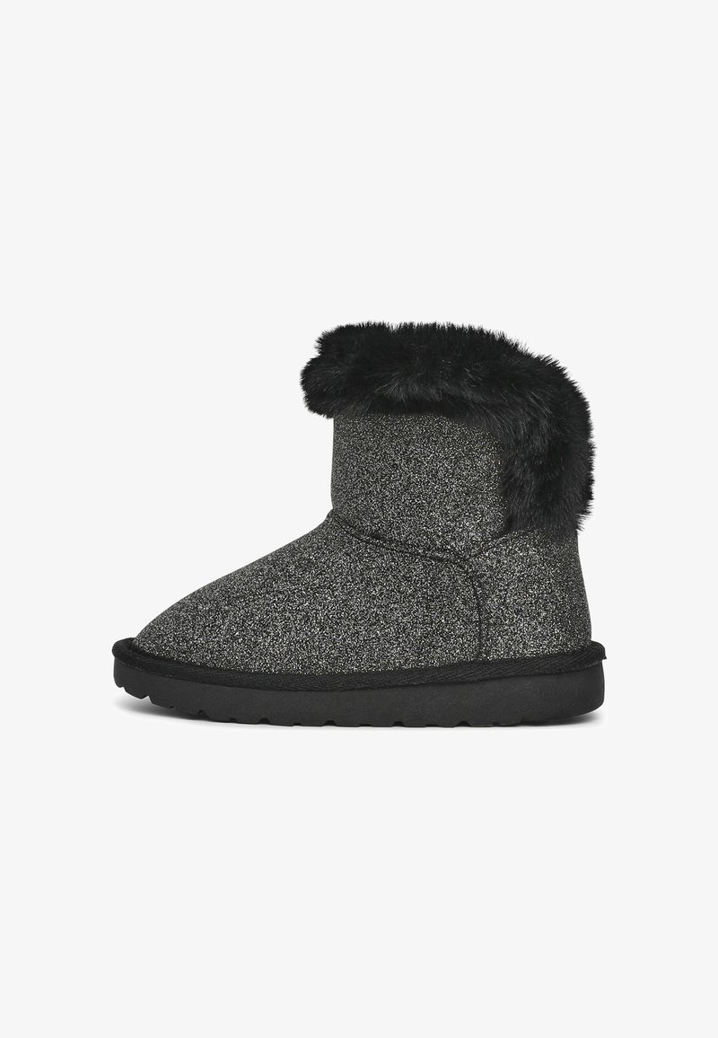 Stivaletti neri glitterati con un morbido risvolto in finta pelliccia nera, punta arrotondata e suola in gomma nera a contrasto. Texture liscia in tutto il suo insieme.