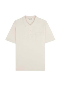 Polera de manga corta en algodón de color beige claro, con un collar clásico, tres botones y un bolsillo en el pecho izquierdo. Textura suave.
