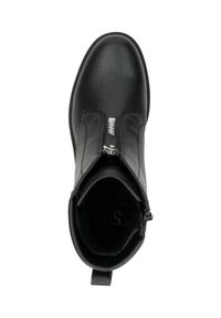 Zwarte leren enkellaars met een ronde neus, een zijrits, een gladde textuur en een zachte binnenvoering. Voorzien van een treklipje voor gemakkelijk aan- en uittrekken.