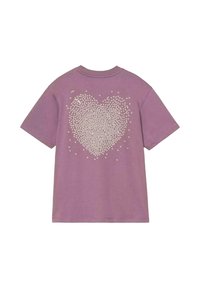 Camiseta corta de manga en color púrpura con una gran forma de corazón hecha de pequeños puntos florales blancos en la parte de atrás.
