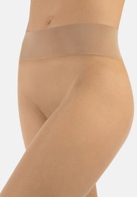 Brief beige senza cuciture a vita alta con una texture liscia e una morbida cintura elastica, progettata per il comfort e la minima visibilità sotto i vestiti.