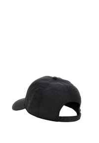 Gorra de béisbol negra con un sutil patrón texturizado, visera curva y banda ajustable en la parte trasera. Fabricada en tejido ligero.