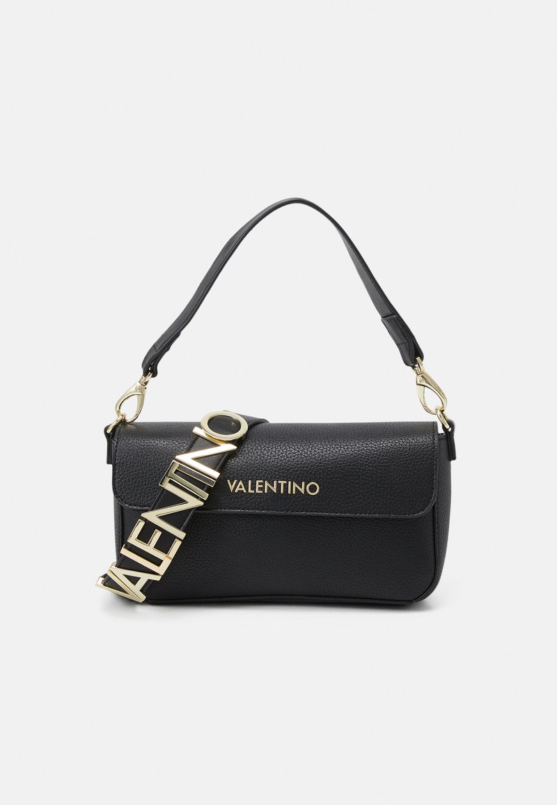 Geantă din piele neagră cu o formă structurat, dotată cu o curea cu logo aurie "VALENTINO" și o curea de umăr detașabilă. Finisaj texturat.