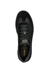 Sneaker nera dal design elegante, realizzata con una combinazione di pelle liscia e suede, caratterizzata da allacciatura, collo imbottito e dettagli del logo sulla soletta.