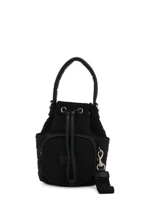 Czarna torba typu bucket z pikowaną fakturą, zamknięciem na sznurek, przednią kieszenią na zamek, górnym uchwytem oraz odpinanym paskiem na ramię z metalowym zapięciem.