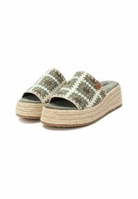 Sandalias de plataforma trenzadas con un patrón geométrico en verde y blanco, suela con borde de yute y diseño de punta abierta.