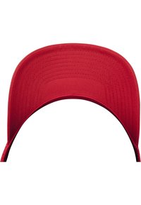 Cappellino da baseball rosso con design strutturato e visiera curva. Tessuto liscio con cuciture visibili lungo i bordi.