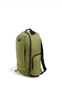 Mochila de tela verde con detalles en negro, que cuenta con un compartimento principal, un bolsillo frontal y correas acolchadas. Material duradero y diseño estructurado.