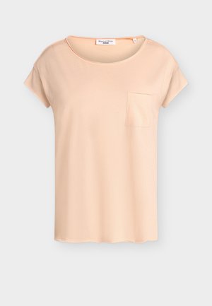 Hell pfirsichfarbenes T-Shirt mit kurzen Ärmeln, rundem Halsausschnitt und kleiner Brusttasche, vor einfarbigem Hintergrund präsentiert.