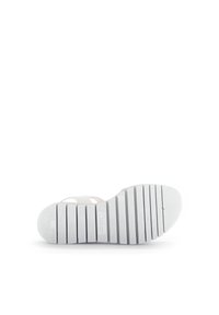 Witte rubberen sandaalzool met horizontale groeven en een tekstuurpatroon; heeft geen zichtbare branding en een glad oppervlak voor grip.