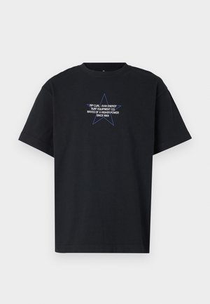 Camiseta de algodón negra con un gráfico de estrella azul y texto que dice "RIP CURL - RAW ENERGY SURF EQUIPMENT CO. OLAS DE UN PODER SUPERIOR DESDE 1969."