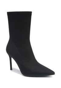Cizmă neagră până la gleznă, cu vârf ascuțit, realizată dintr-un material elastic, având un toc stiletto înalt și un design fără cusături. Textură netedă.