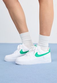 AIR FORCE 1 - Baskets basses - white/stadium green