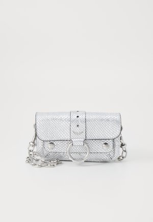 Borsa a tracolla metallica argento con texture a stampa serpente, chiusura a pattina, accentuata da hardware circolare e una tracolla a catena.