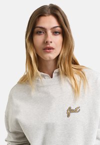 GANT SCRIPT GRAPHIC CREW NECK - Sudadera - pale grey melange