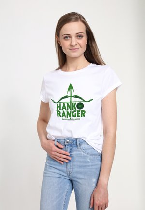 Hvid bomulds T-shirt med korte ærmer, der har et grønt grafisk design, som inkluderer teksten "HANK the RANGER" og et bue motiv.