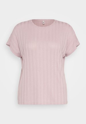 Kerge roosa lühikeste varrukatega topp, millel on ümar kaelus ja vertikaalne ribakate, vabalt langev mudel ja pehme kangas.